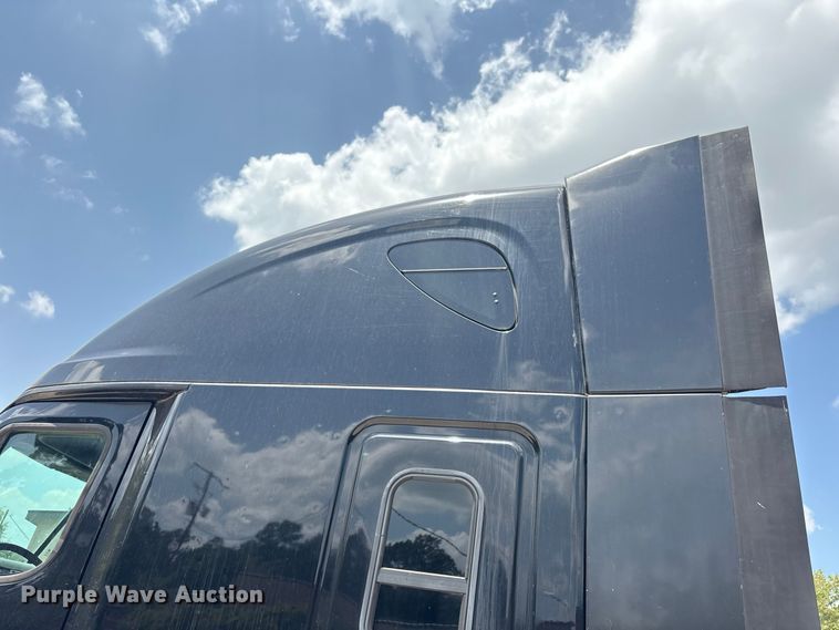 image for item EU0825 2016 Freightliner Cascadia 125 semi truck