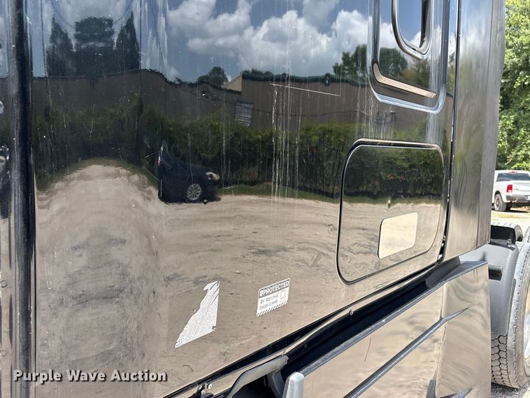 image for item EU0825 2016 Freightliner Cascadia 125 semi truck