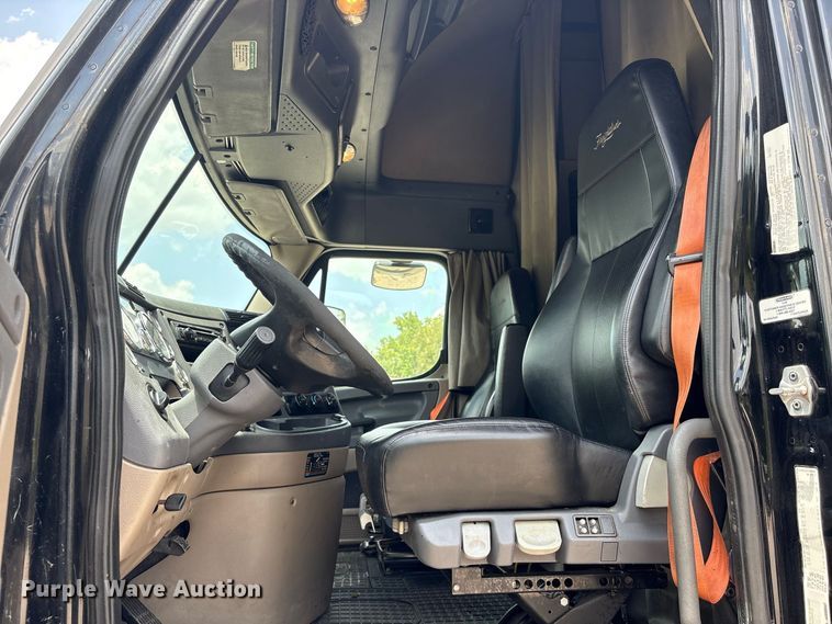 image for item EU0825 2016 Freightliner Cascadia 125 semi truck