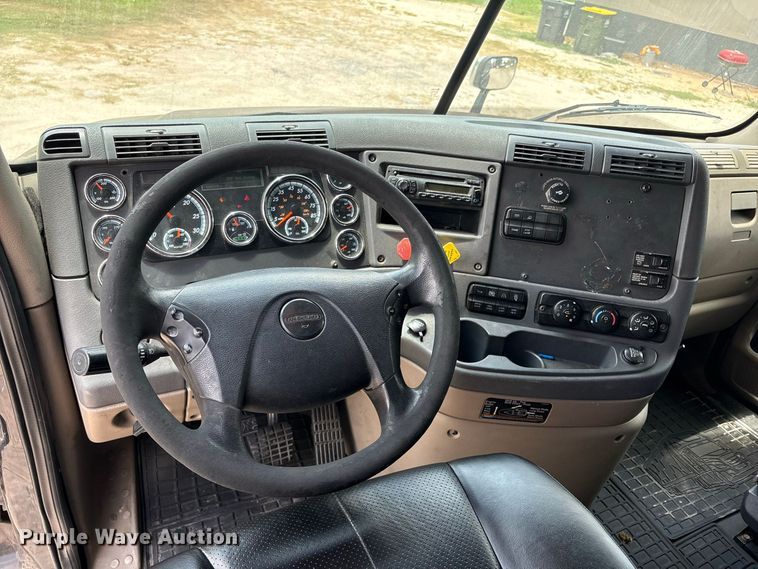 image for item EU0825 2016 Freightliner Cascadia 125 semi truck