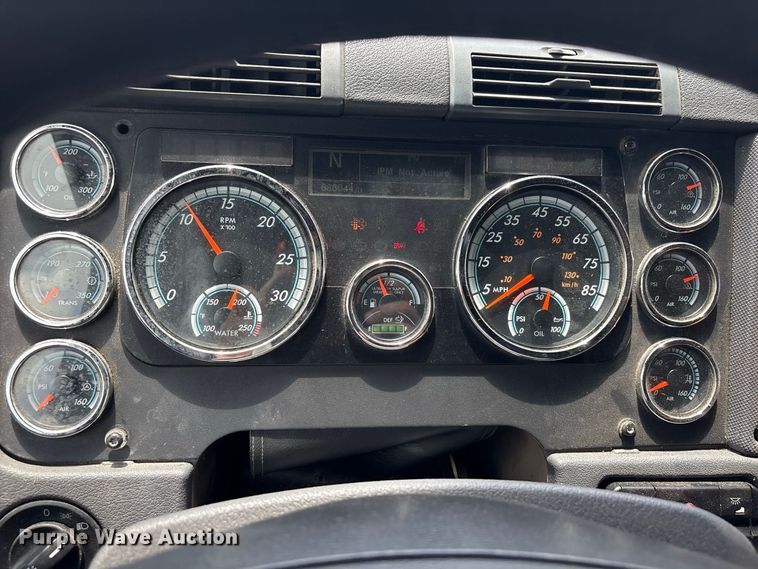 image for item EU0825 2016 Freightliner Cascadia 125 semi truck