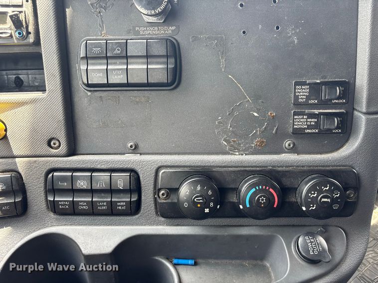 image for item EU0825 2016 Freightliner Cascadia 125 semi truck