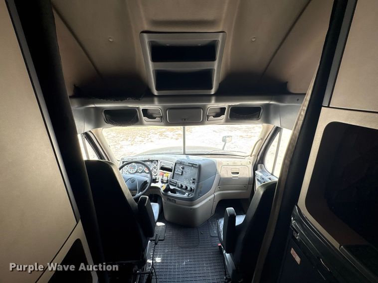 image for item EU0825 2016 Freightliner Cascadia 125 semi truck