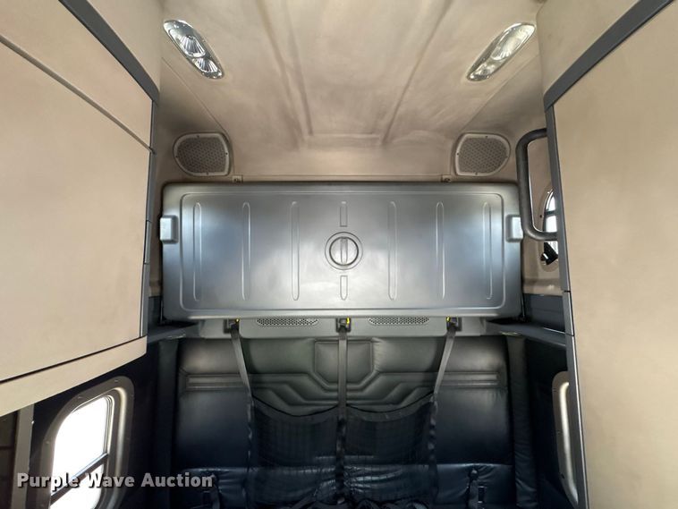 image for item EU0825 2016 Freightliner Cascadia 125 semi truck