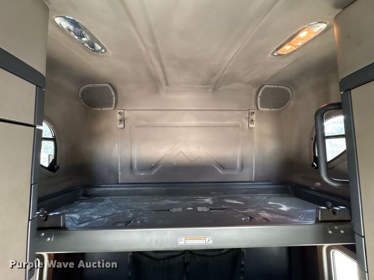 image for item EU0825 2016 Freightliner Cascadia 125 semi truck