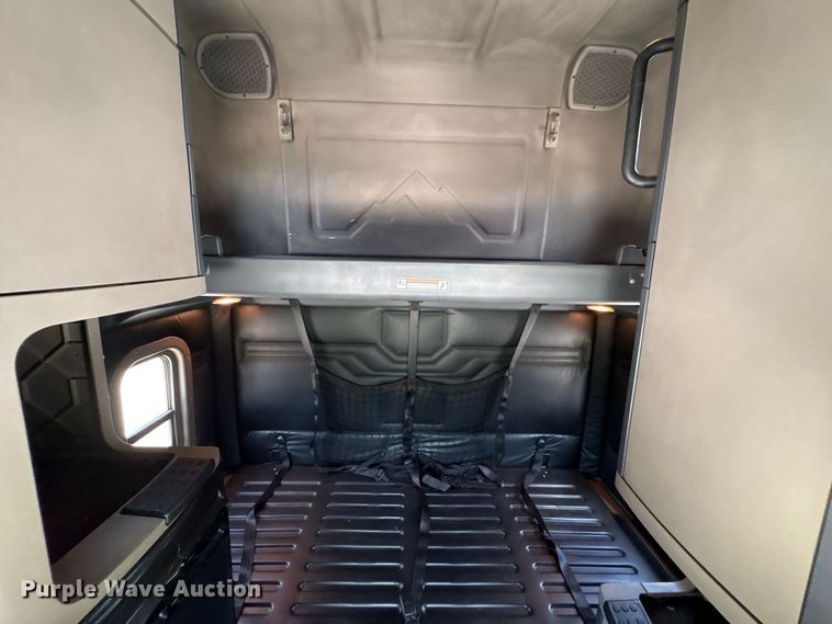 image for item EU0825 2016 Freightliner Cascadia 125 semi truck