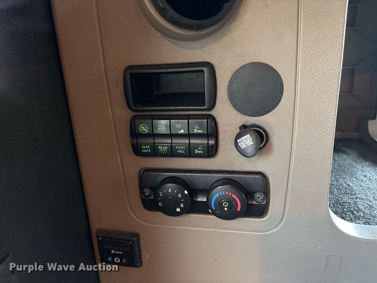 image for item EU0825 2016 Freightliner Cascadia 125 semi truck