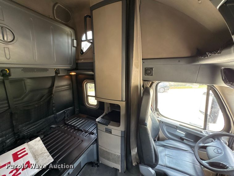 image for item EU0825 2016 Freightliner Cascadia 125 semi truck