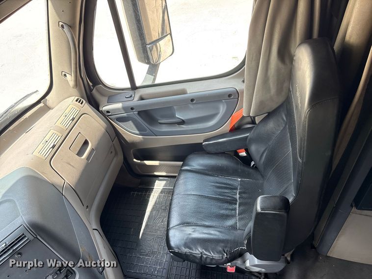 image for item EU0825 2016 Freightliner Cascadia 125 semi truck