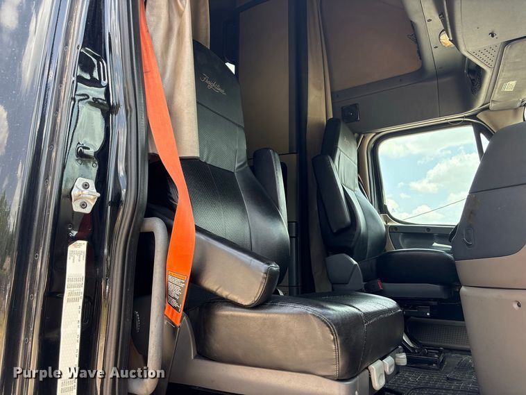 image for item EU0825 2016 Freightliner Cascadia 125 semi truck