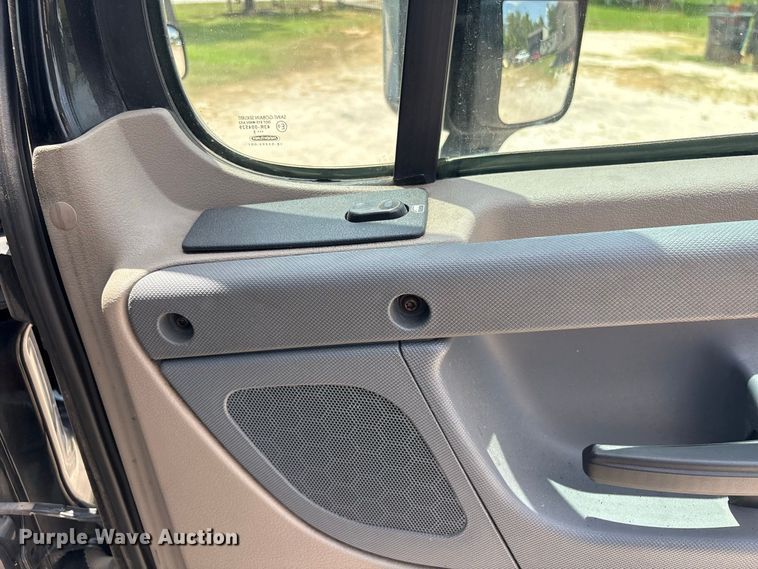 image for item EU0825 2016 Freightliner Cascadia 125 semi truck
