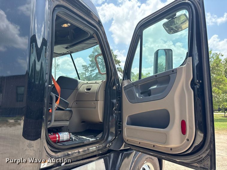 image for item EU0825 2016 Freightliner Cascadia 125 semi truck