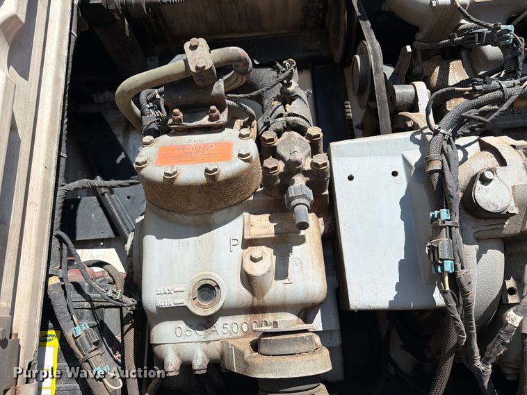 image for item EW1058 2013 Utility VA2RA refrigerated van trailer