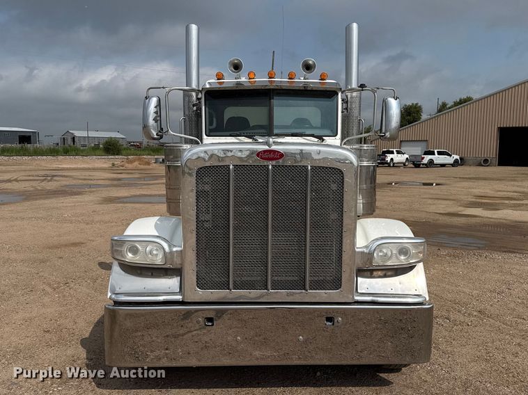 image for item EW4185 2016 Peterbilt 389 semi truck