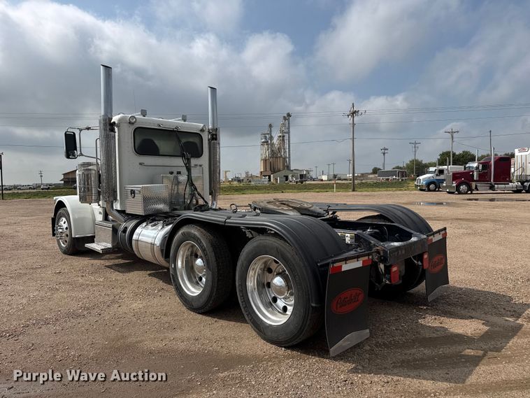 image for item EW4185 2016 Peterbilt 389 semi truck