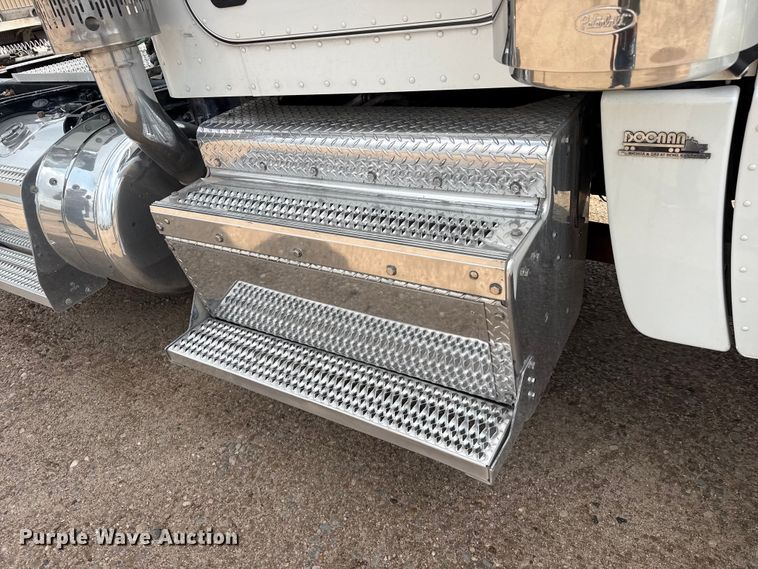 image for item EW4185 2016 Peterbilt 389 semi truck