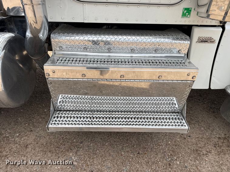 image for item EW4185 2016 Peterbilt 389 semi truck