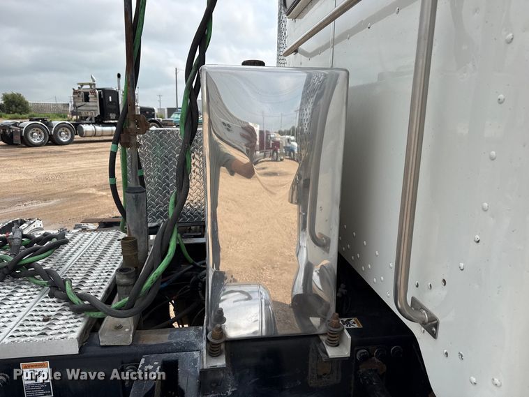 image for item EW4185 2016 Peterbilt 389 semi truck