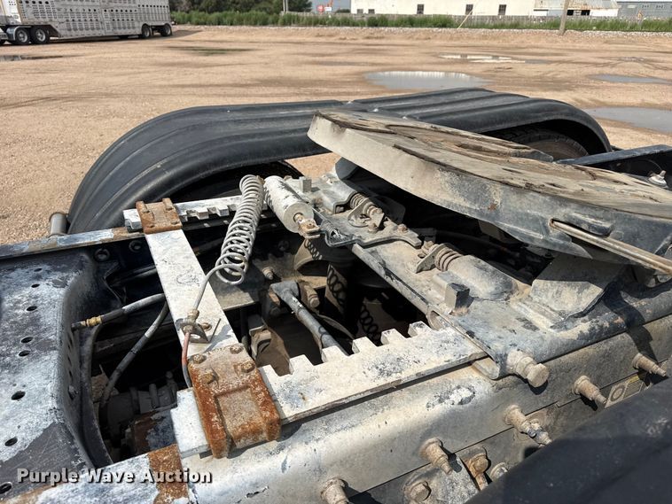 image for item EW4185 2016 Peterbilt 389 semi truck