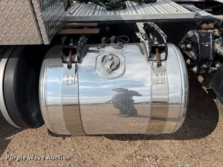 image for item EW4185 2016 Peterbilt 389 semi truck