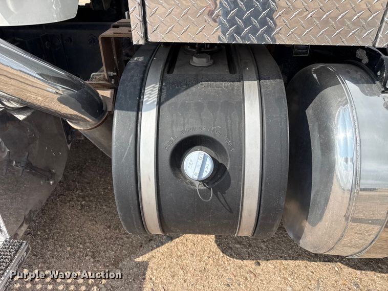 image for item EW4185 2016 Peterbilt 389 semi truck