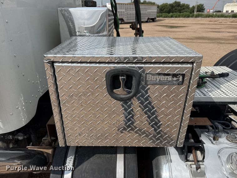 image for item EW4185 2016 Peterbilt 389 semi truck