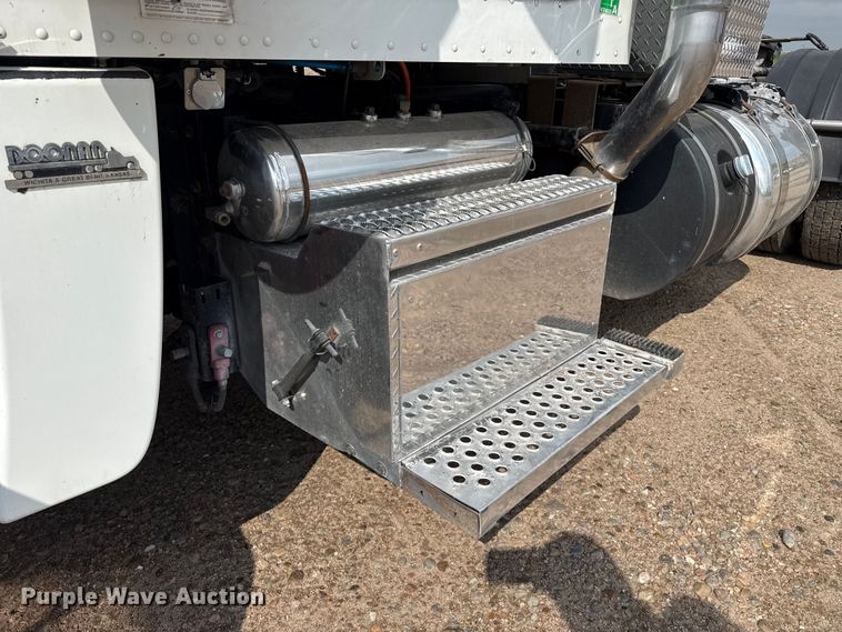 image for item EW4185 2016 Peterbilt 389 semi truck