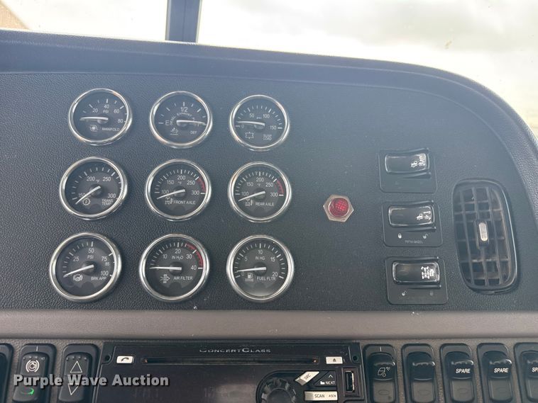 image for item EW4185 2016 Peterbilt 389 semi truck