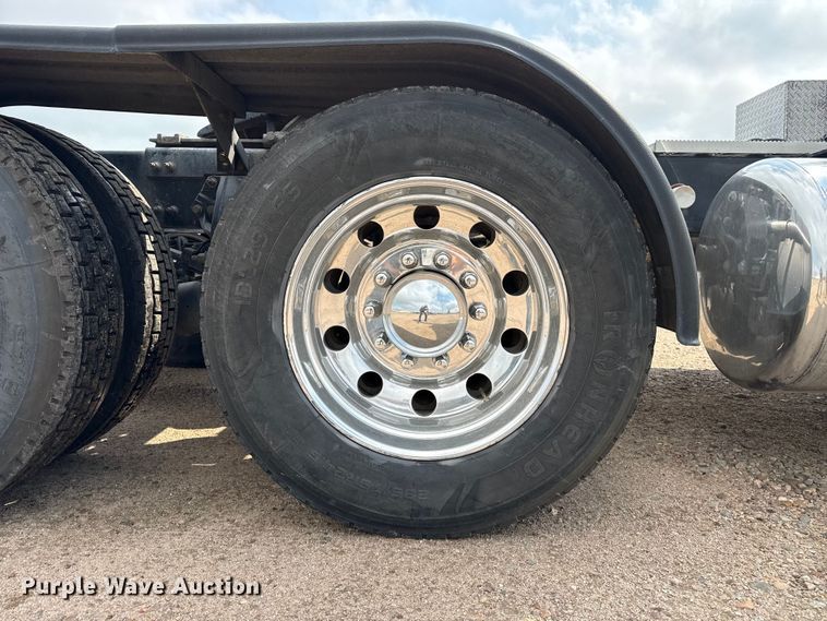 image for item EW4185 2016 Peterbilt 389 semi truck