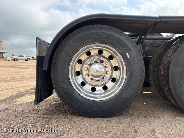 image for item EW4185 2016 Peterbilt 389 semi truck