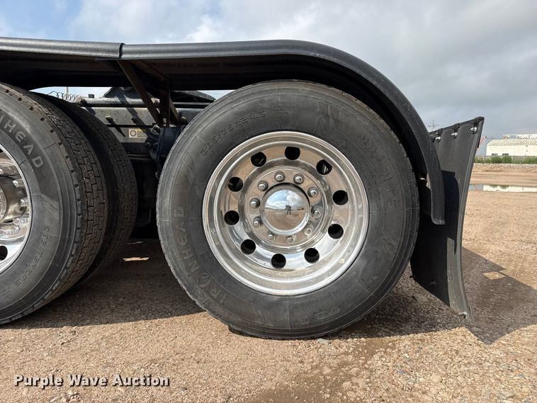 image for item EW4185 2016 Peterbilt 389 semi truck