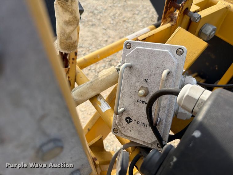 image for item EW8691 1998 International 4700 flatbed truck with crash attenuator
