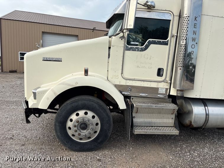 image for item EW8995 2006 Kenworth T800 semi truck