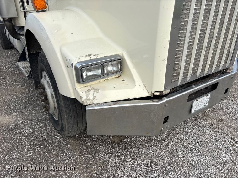 image for item EW8995 2006 Kenworth T800 semi truck