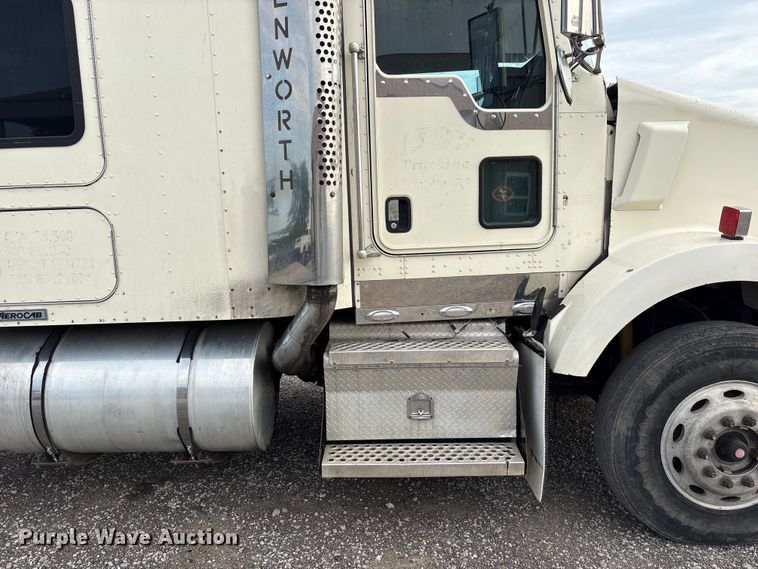 image for item EW8995 2006 Kenworth T800 semi truck