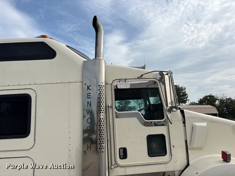 image for item EW8995 2006 Kenworth T800 semi truck