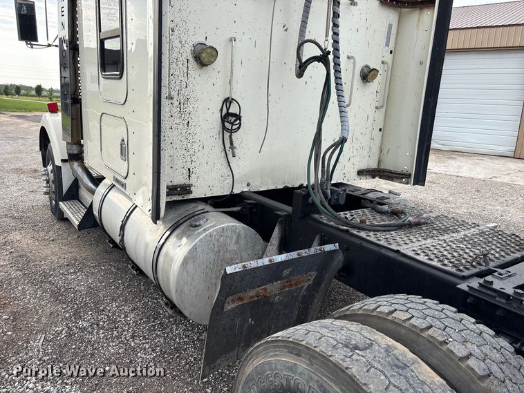 image for item EW8995 2006 Kenworth T800 semi truck