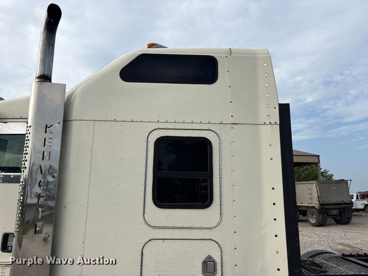 image for item EW8995 2006 Kenworth T800 semi truck