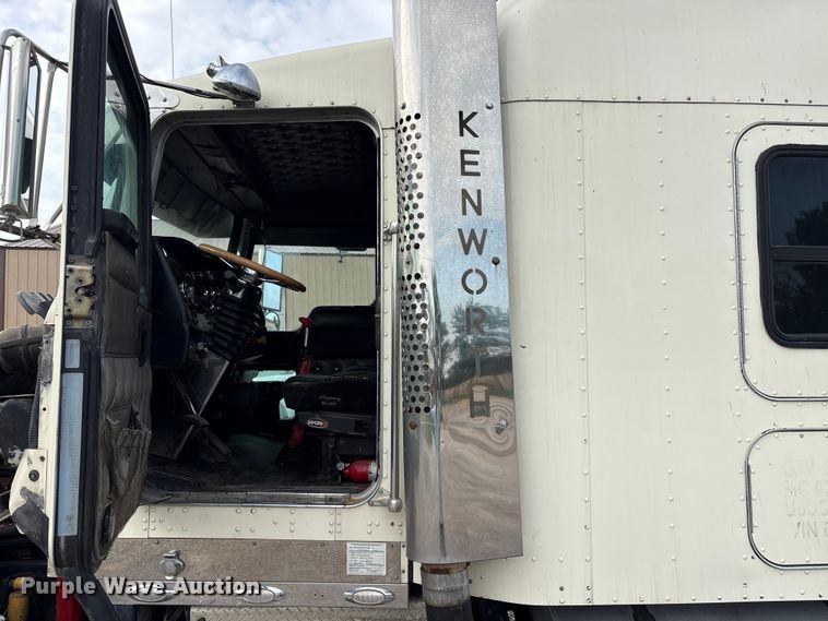 image for item EW8995 2006 Kenworth T800 semi truck