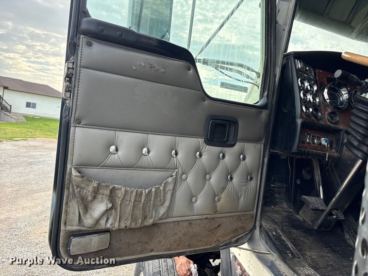 image for item EW8995 2006 Kenworth T800 semi truck