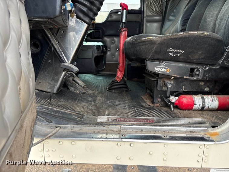 image for item EW8995 2006 Kenworth T800 semi truck