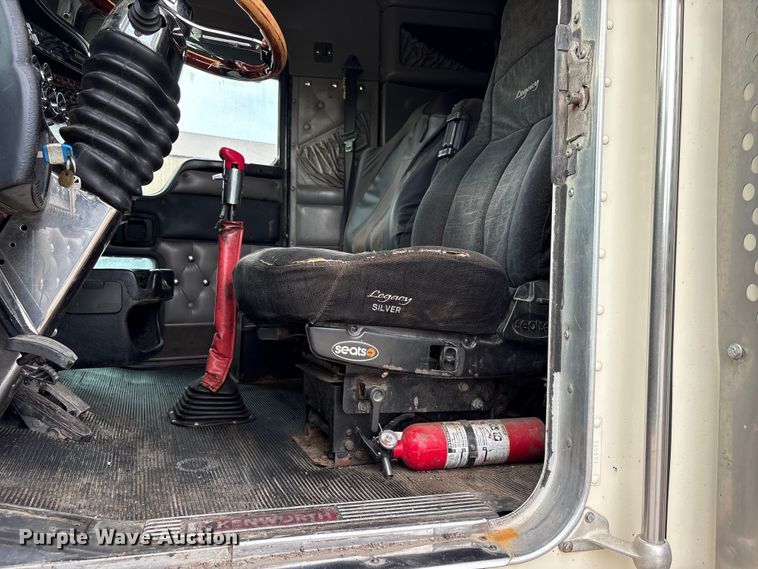 image for item EW8995 2006 Kenworth T800 semi truck