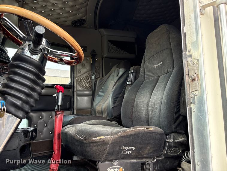 image for item EW8995 2006 Kenworth T800 semi truck