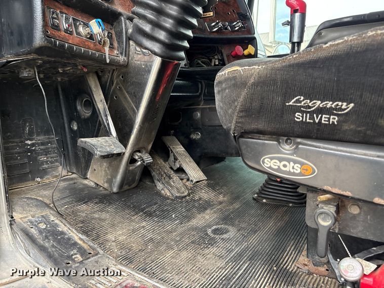 image for item EW8995 2006 Kenworth T800 semi truck