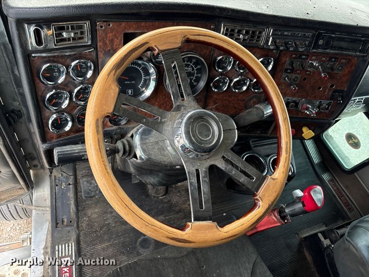 image for item EW8995 2006 Kenworth T800 semi truck
