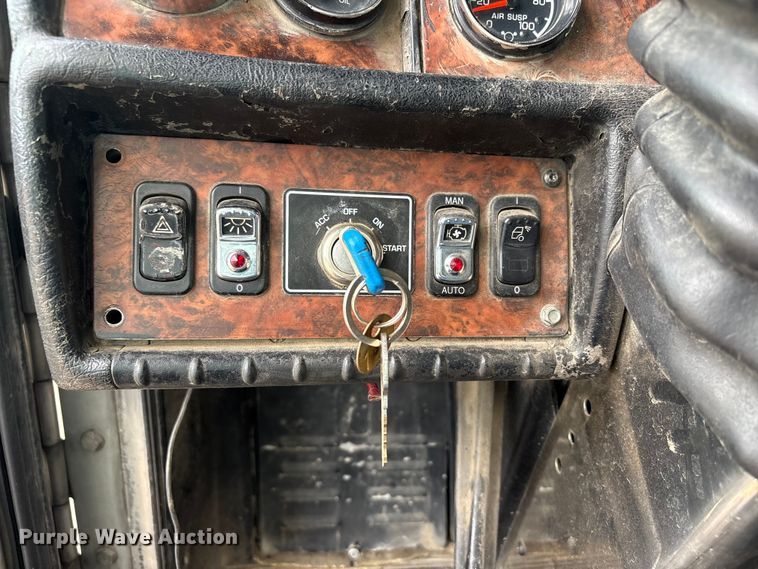 image for item EW8995 2006 Kenworth T800 semi truck