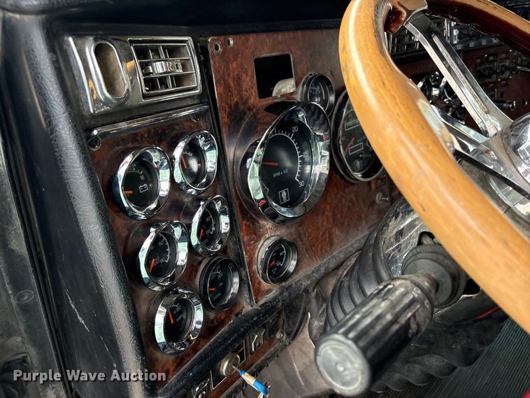 image for item EW8995 2006 Kenworth T800 semi truck