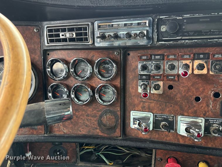 image for item EW8995 2006 Kenworth T800 semi truck