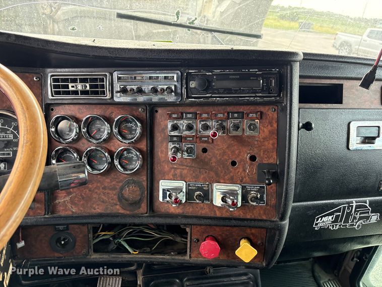 image for item EW8995 2006 Kenworth T800 semi truck