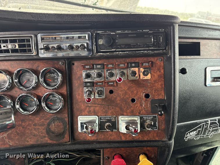 image for item EW8995 2006 Kenworth T800 semi truck